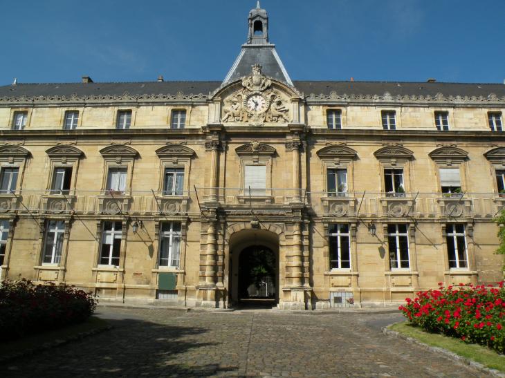  l'ancien Lycée de Reims